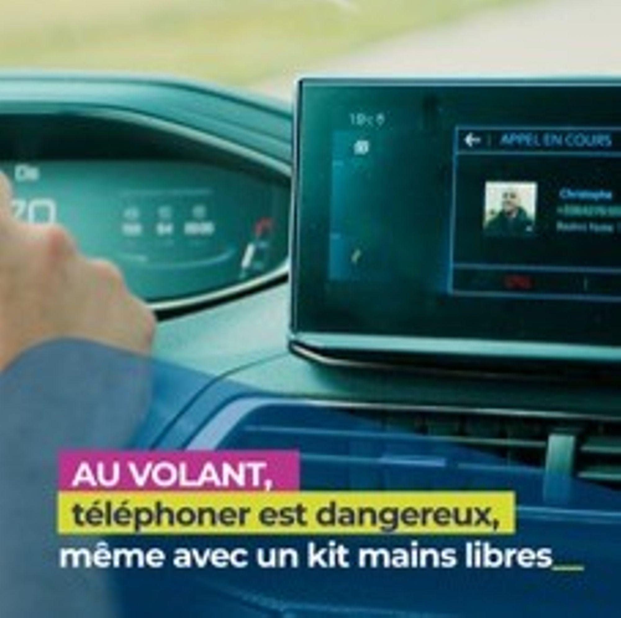 Au volant, téléphoner est dangereux, même avec un kit mains libres !